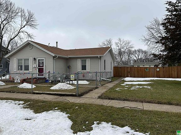 3rd image of 1633 Goldie Ave