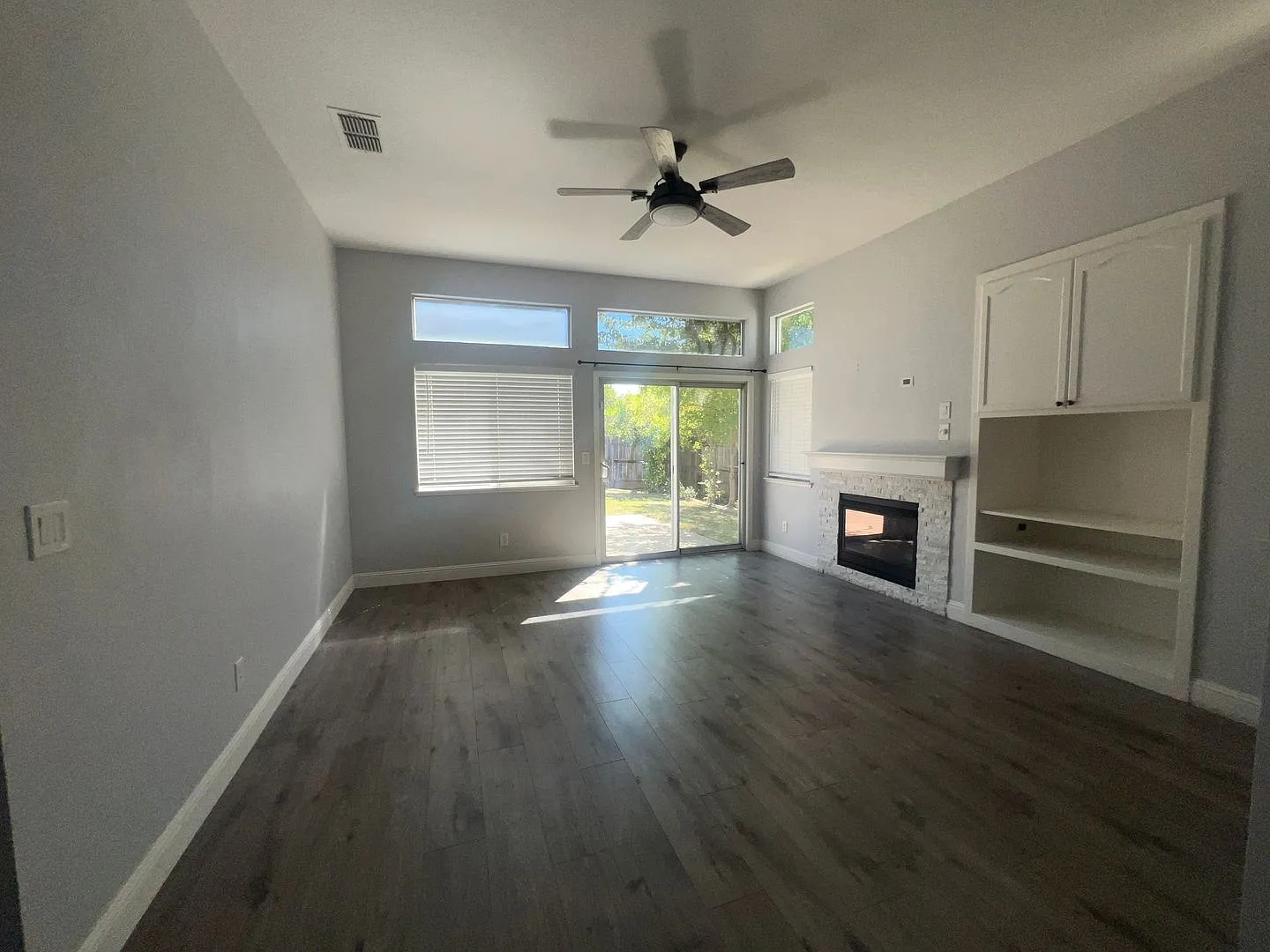 Beautiful 3 bedroom 2 bathroom on corner lot — Photo 4