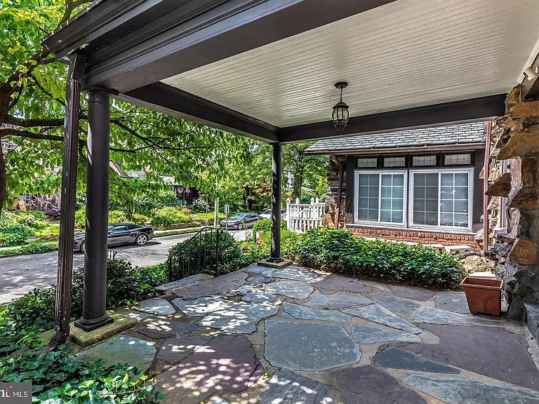 163 Stoneway Ln — Photo 2