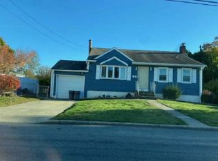 468 Heathcote Rd, Lindenhurst, NY 11757