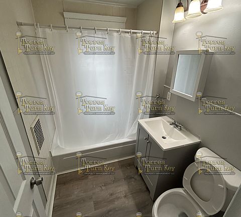 3rd image of 131 Baldwin St