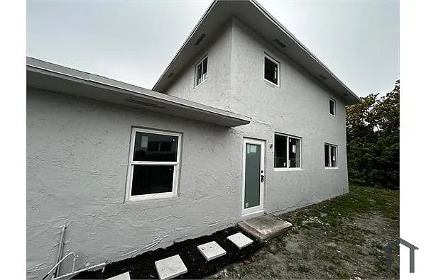 Building Photo - 4429 SW 21st St #2