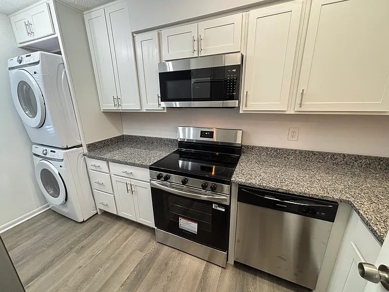 526 Forest St — Photo 7