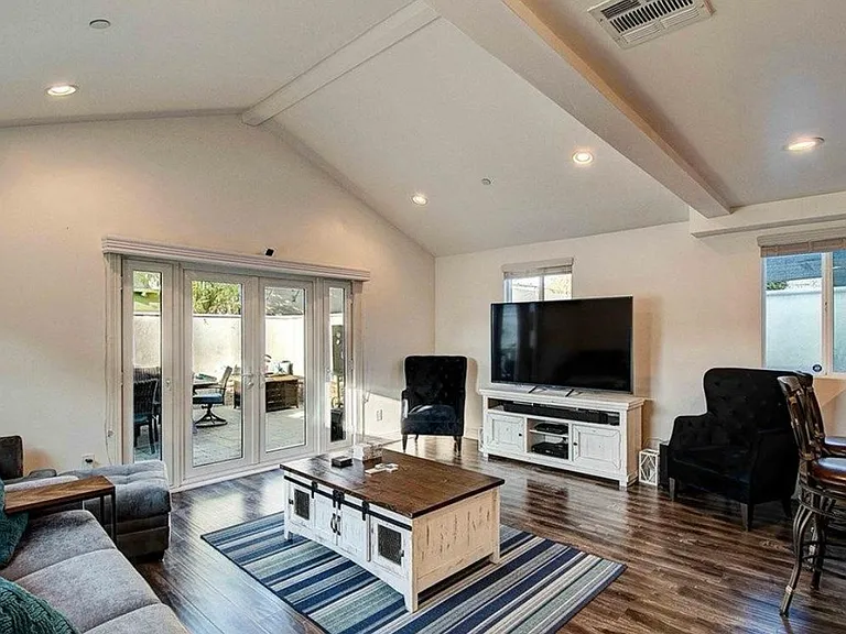 2635 E Madison St — Photo 11
