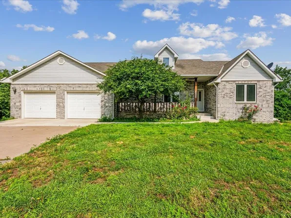 1102 E Rainbow Ct, Towanda, KS 67144