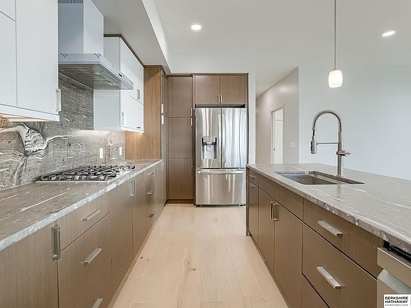 5th image of 1217 Pacific St #302