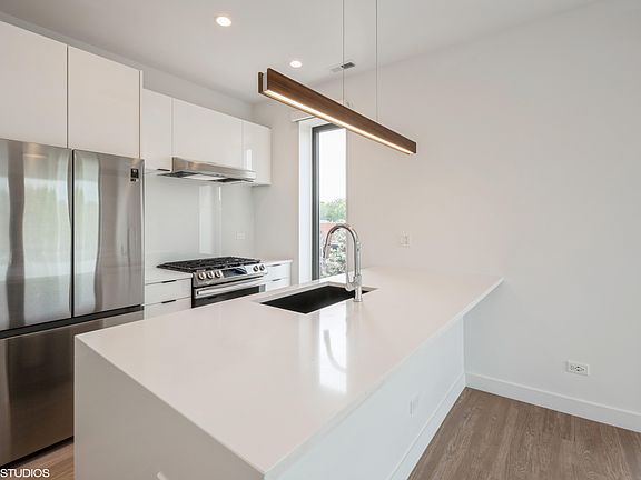 2nd image of 4806 N Magnolia Ave #403
