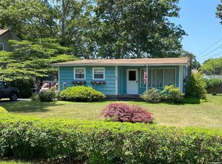 30 Windus Dr, Shirley, NY 11967