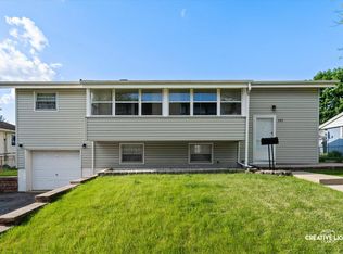 142 Toro Cir, Carpentersville, IL 60110