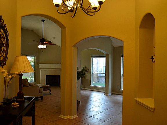 12 ft ceilings, tile in living areas, dramatic archways