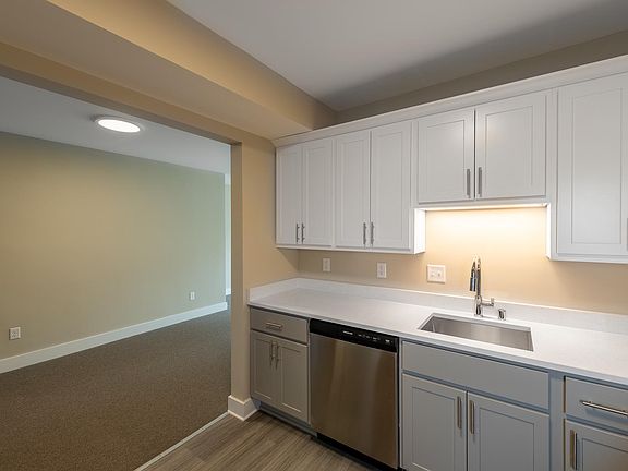 4th image of 2571 S Kinnickinnic Ave #202