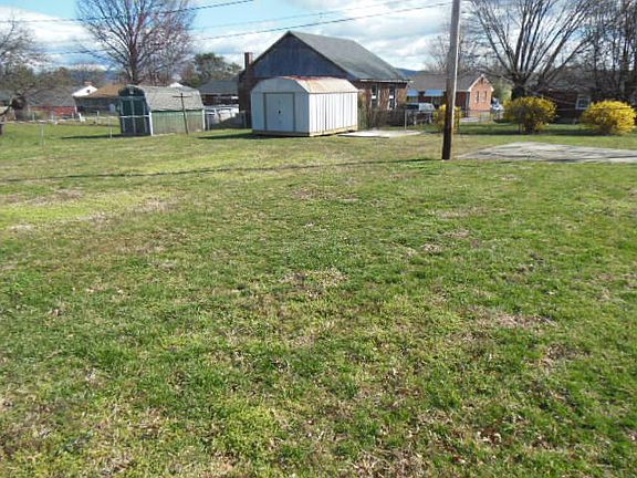 2nd image of 1613 Lancaster Dr NW