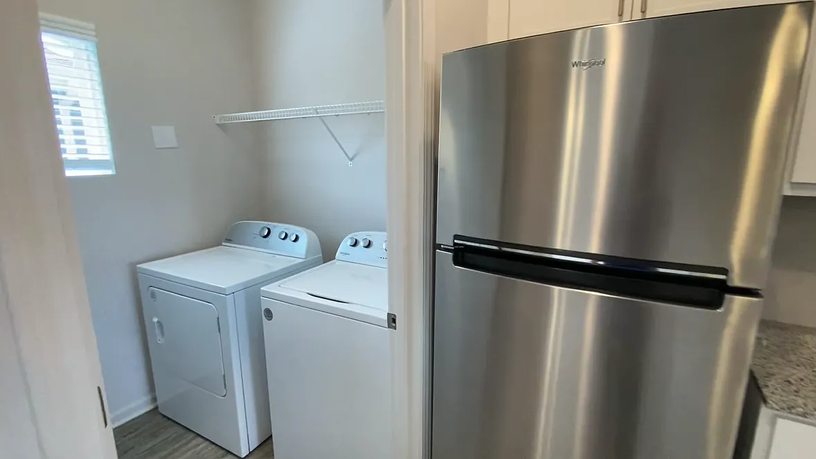 3 bed, 2.5 bath, 100 sqft, $2,000 — Photo 3