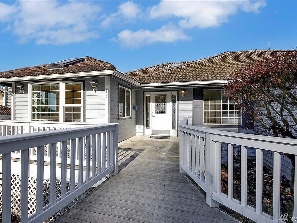 Spacious rambler with daylight basement. 6 bedrooms, 3 full baths, bonus room, 3 car garage pus additional dwelling unit-studio w/ full kitchen & 3/4 bath!