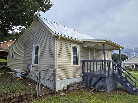 5th image of 450 Wades Ln