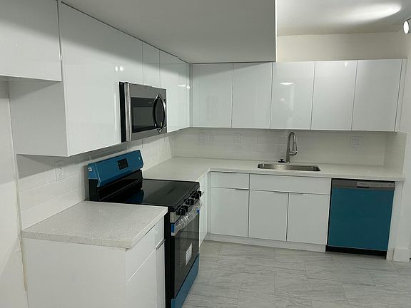 4th image of 701 N Pine Island Road #304