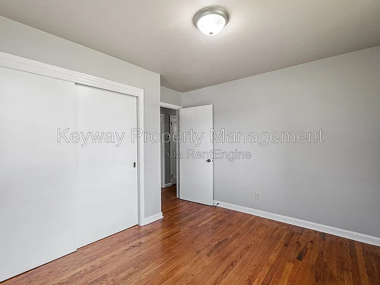 2105 Eastland Dr — Photo 12