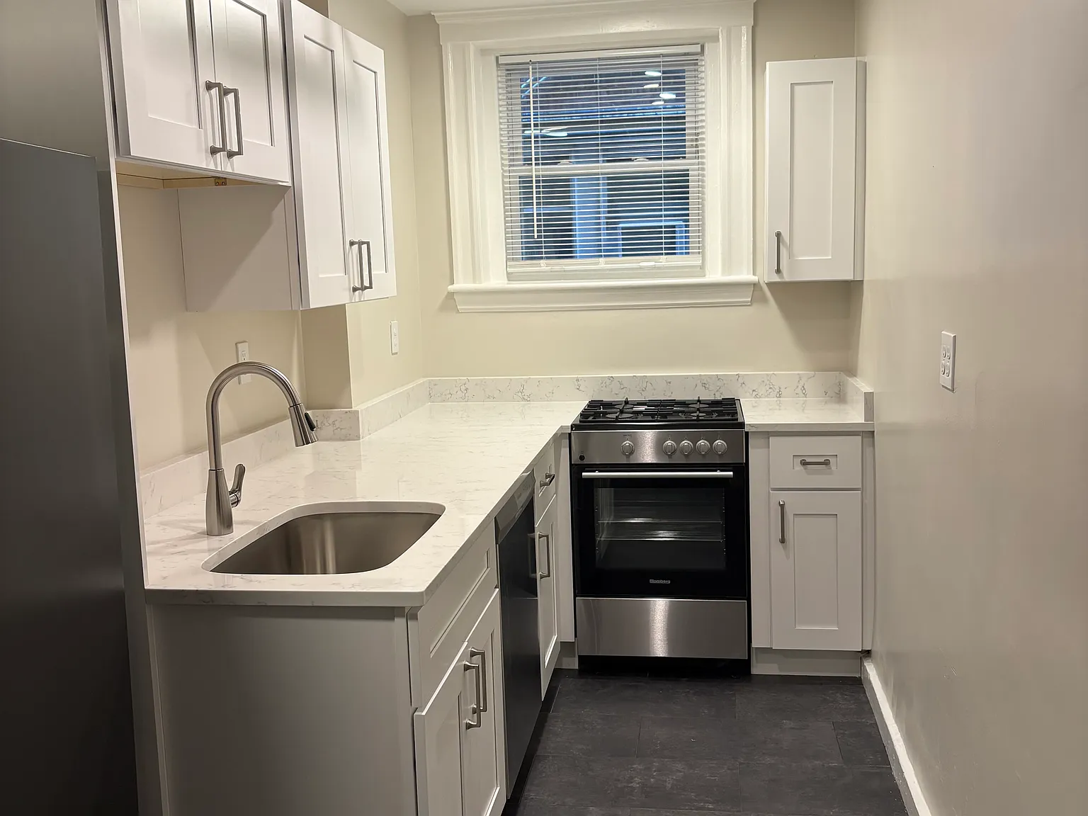 10 Gray St — Photo 1