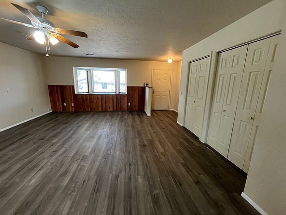 3rd image of 1584 E Sandy Ln