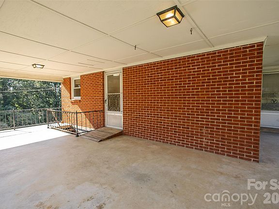 4th image of 136 Marion St