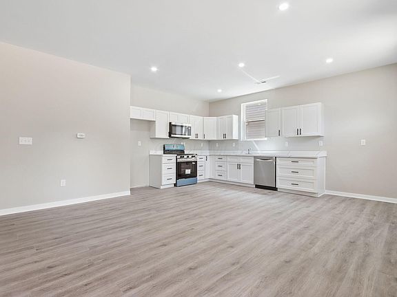 5th image of 3792 E Aberdeen Ave
