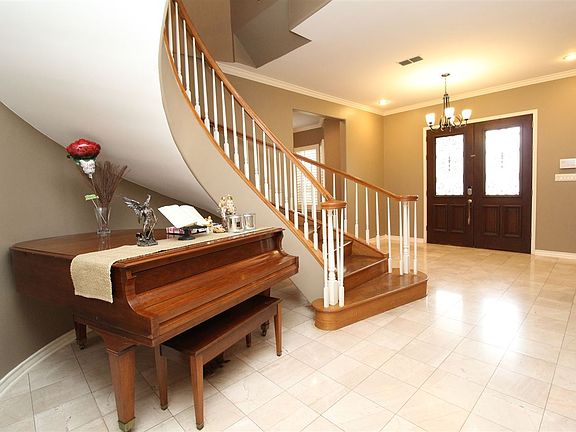 5th image of 1326 E Country Dr