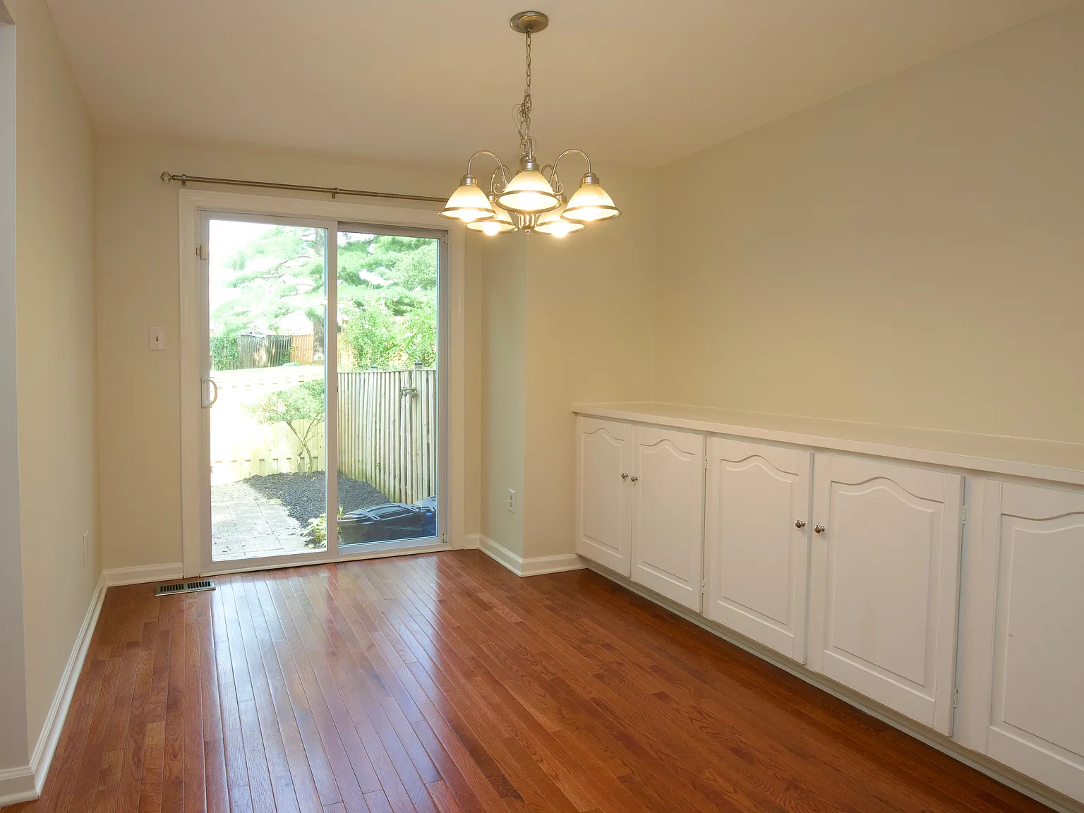 2 bed, 2.5 bath, 1200 sqft, $2,800 — Photo 2