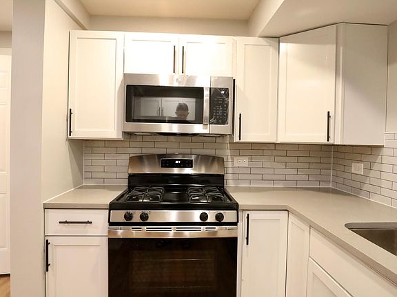 4th image of 2336 W Superior St #G
