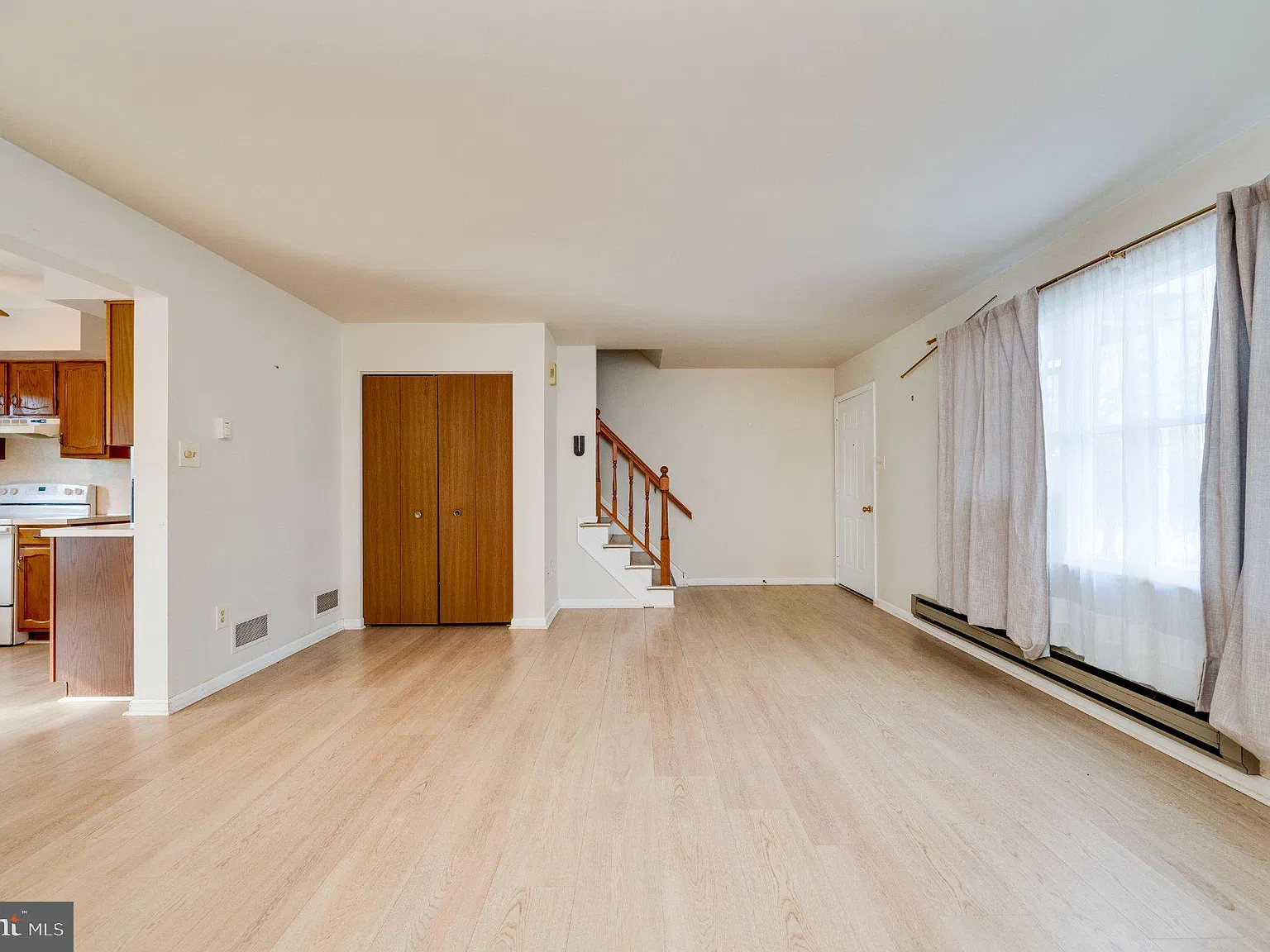 3 bed, 1.5 bath, 1188 sqft, $2,000 — Photo 2
