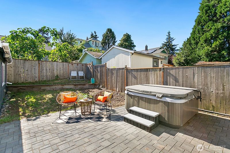 4th image of 4329 5th Avenue NE