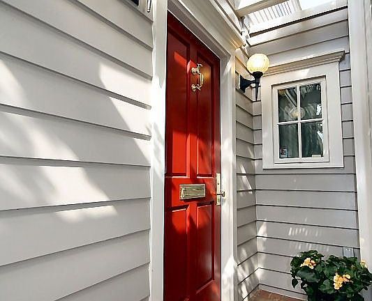 Side Entry to Foyer