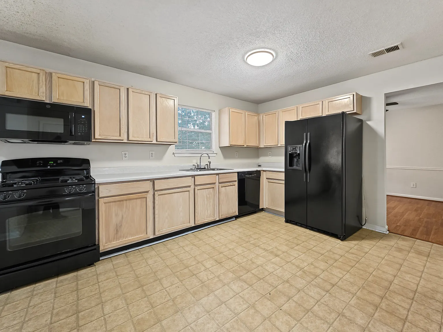 4 bed, 2.5 bath, 2006 sqft, $2,200 — Photo 2