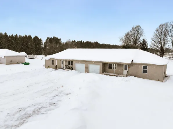 7310 Tiger Dr, Lake Ann, MI 49650