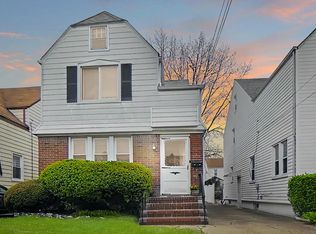 8961 210th St, Queens Village, NY 11427