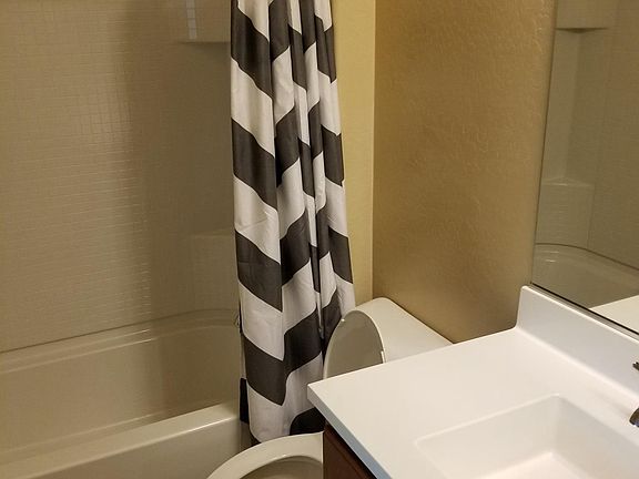 1st bedroom bathroom w/ walk in closet