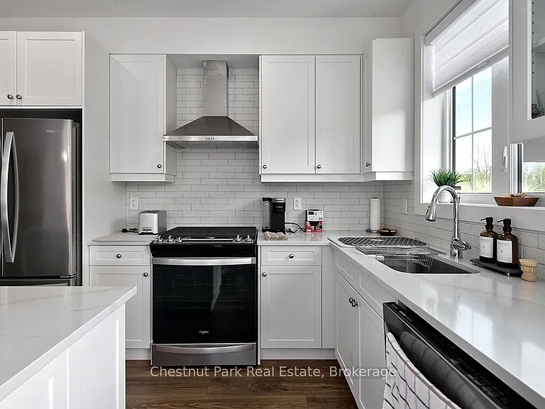 137 White Oak Cres — Photo 6