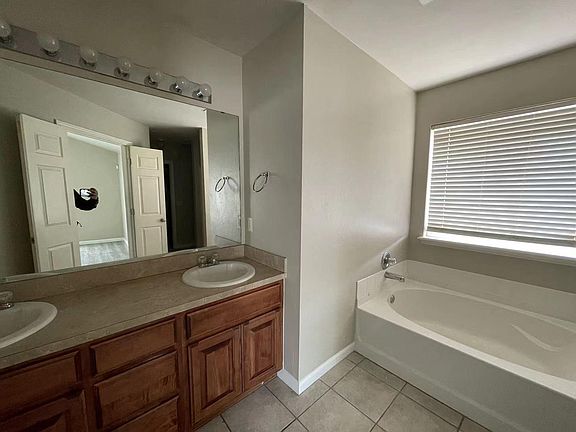 4th image of 2805 Wheatland Dr