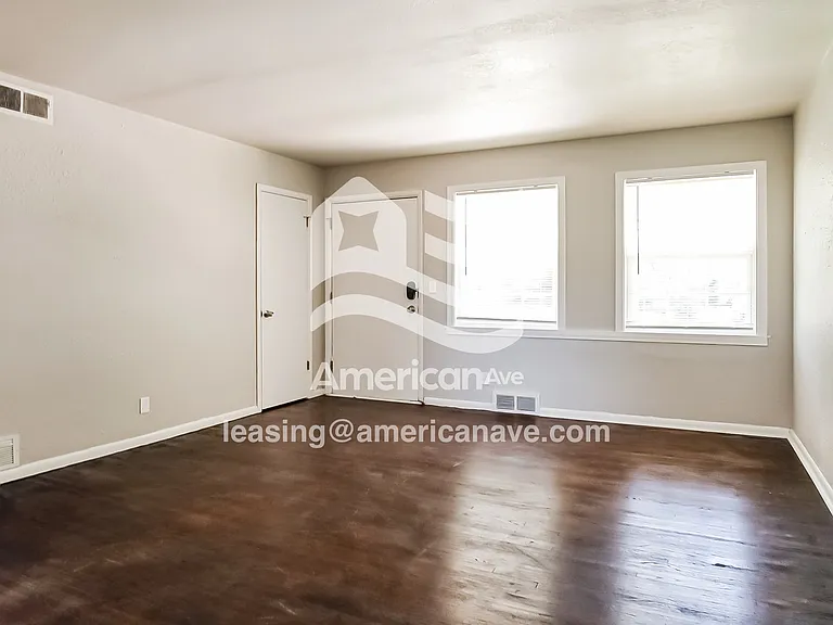 1583637_005_wm_-_living_room_13181652.jpg