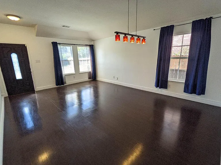 1321 Meadowbrook Dr — Photo 3