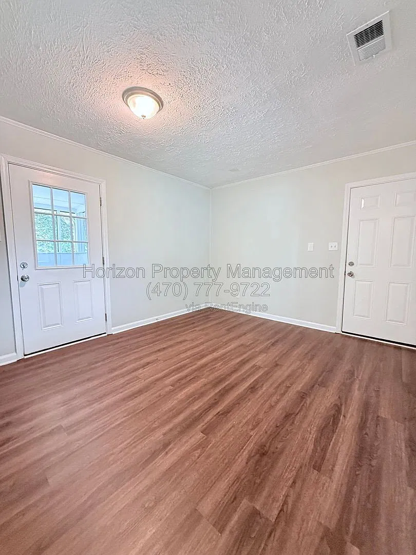 3 bed, 1.0 bath, 1056 sqft, $1,850 — Photo 3