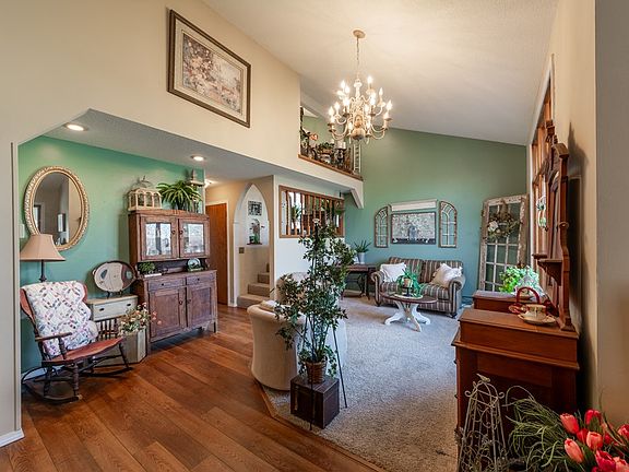 3rd image of 2430 Applewood Ln