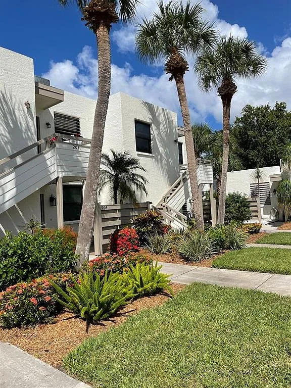 2 bed, 2.0 bath, 940 sqft, $2,700 — Photo 1