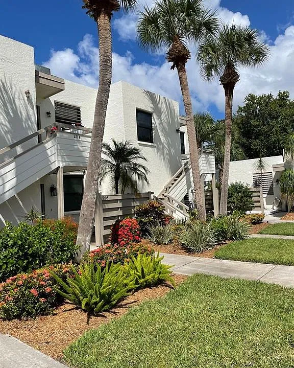 206 Lakewood Dr #206
