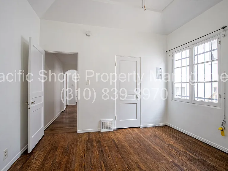 559 Alexandria Apartments — Photo 11