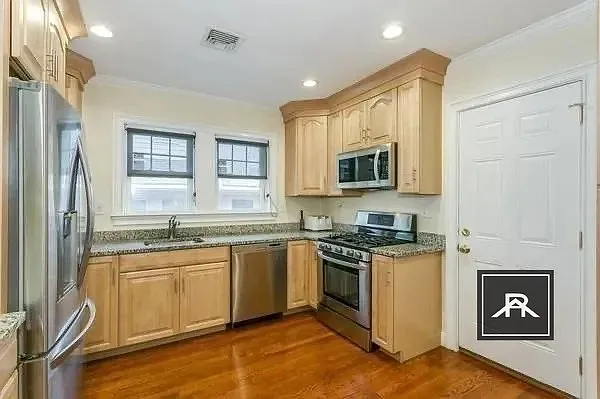 16 Eliot Cres #1