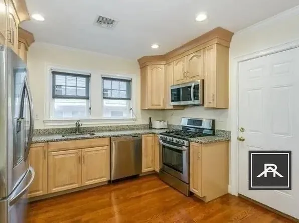 16 Eliot Cres #1, Chestnut Hill, MA 02467