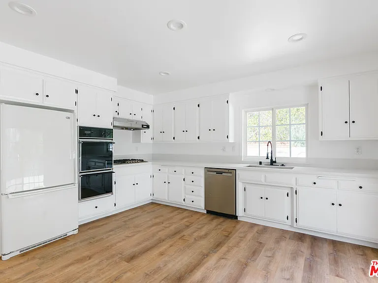 2208 Winona Blvd — Photo 7