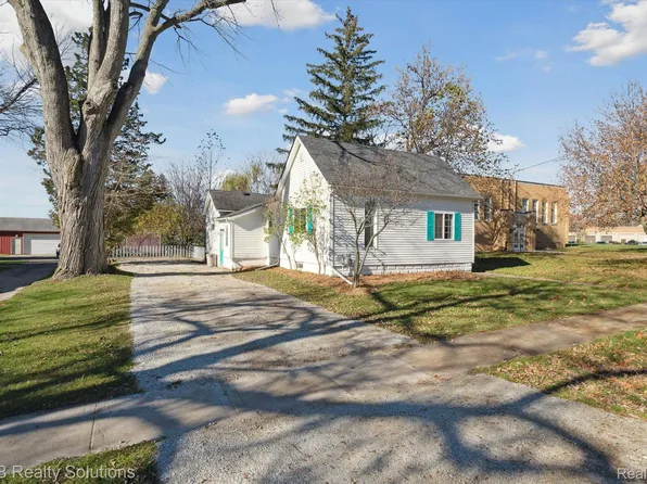 6647 Jefferson Rd, North Branch, MI 48461