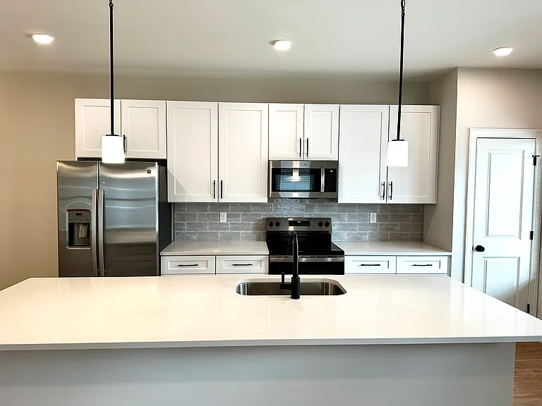 521 N Linwood Ave — Photo 4