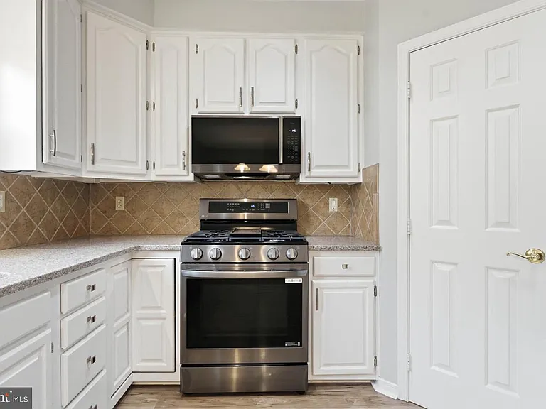 7035 Kings Manor Dr — Photo 16